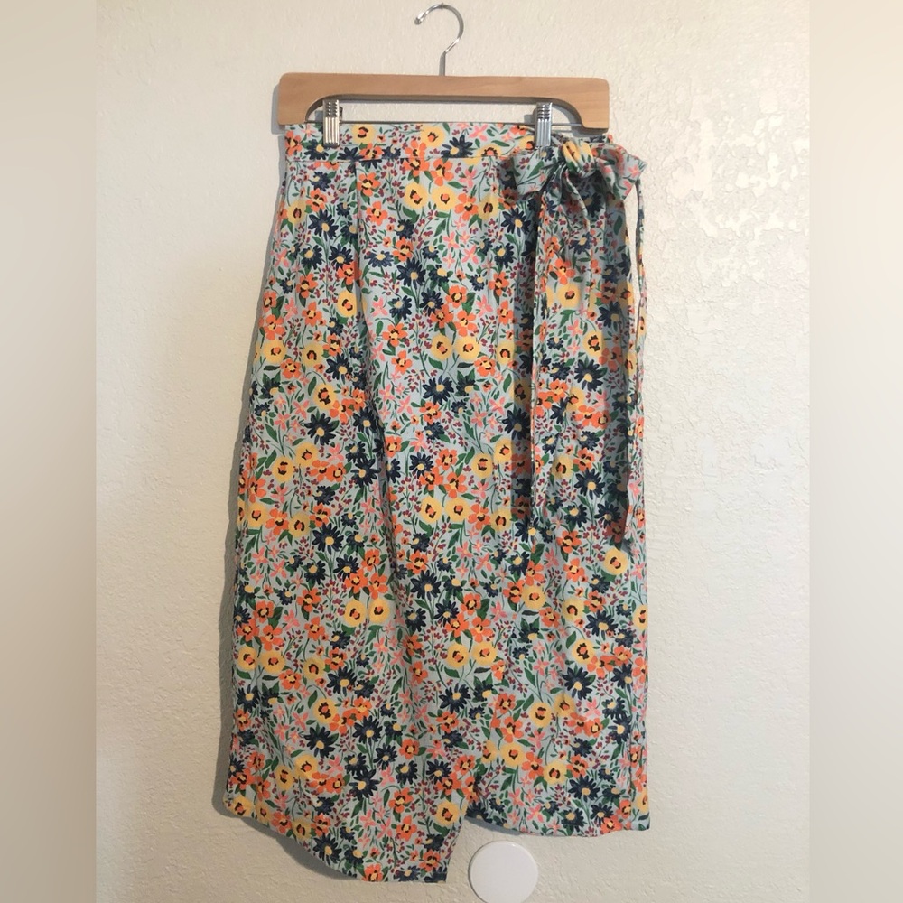 Evy’s Tree Floral Wrap Renata Midi Skirt in Multicolor size medium